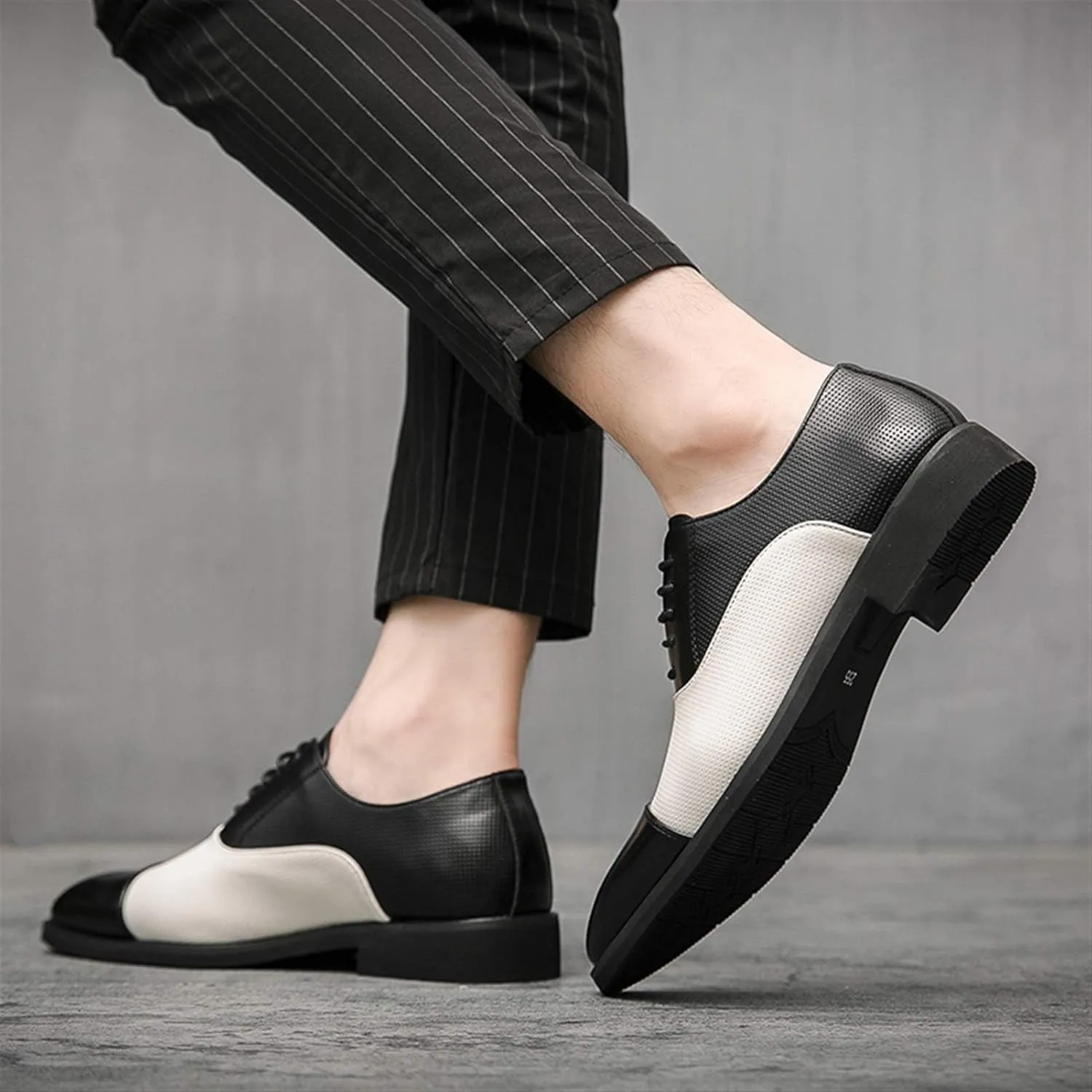 Men's Two Tone Brogues Shoes Perforated Wing Tip Lace Up Oxford Shoes Formal Business Banquet Dress Shoes