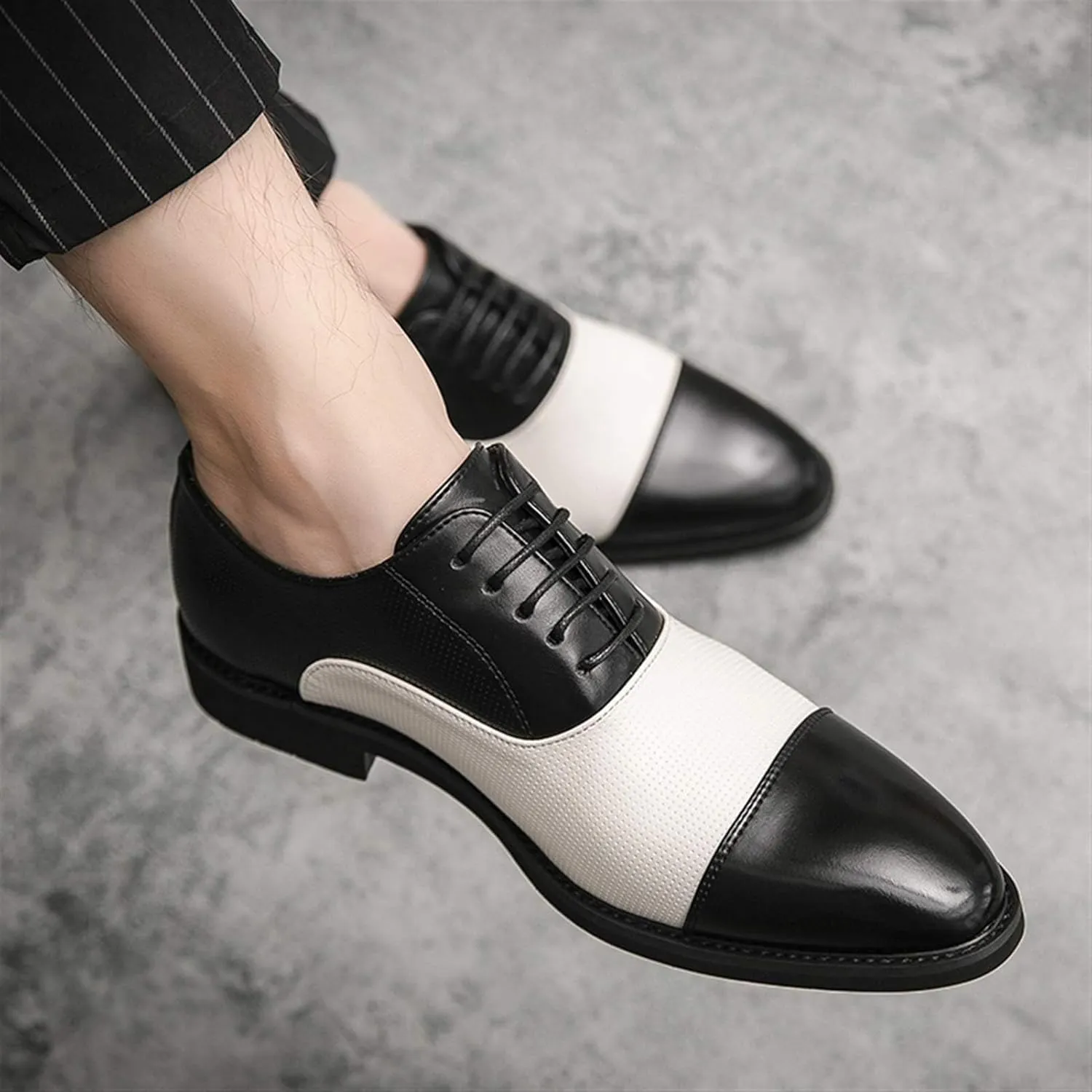 Men's Two Tone Brogues Shoes Perforated Wing Tip Lace Up Oxford Shoes Formal Business Banquet Dress Shoes