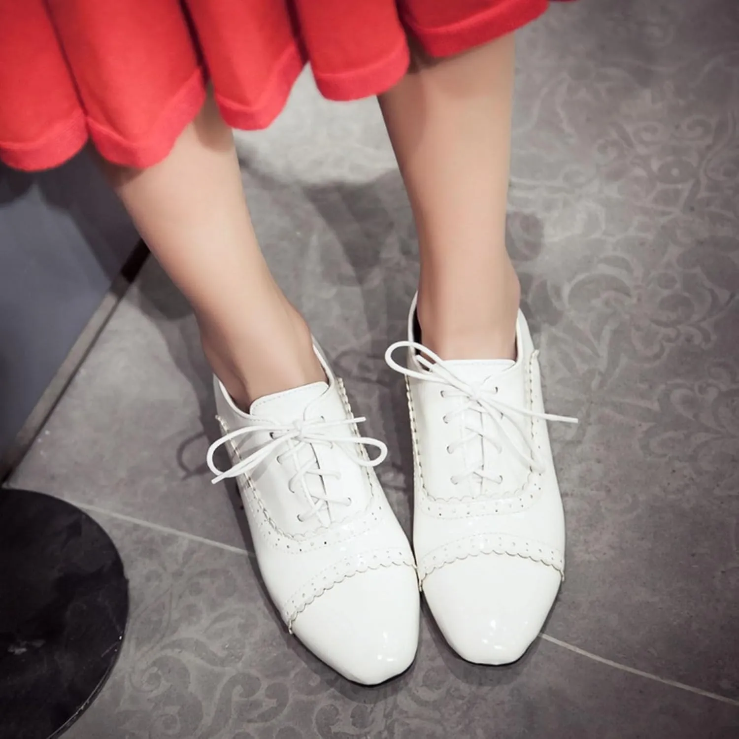 SHEMEE Women's Patent Leather Pointed Toe Flat Oxfords Pumps Vintage Wingtip Low Heels Lace Up Retro Brogues Dress Shoes